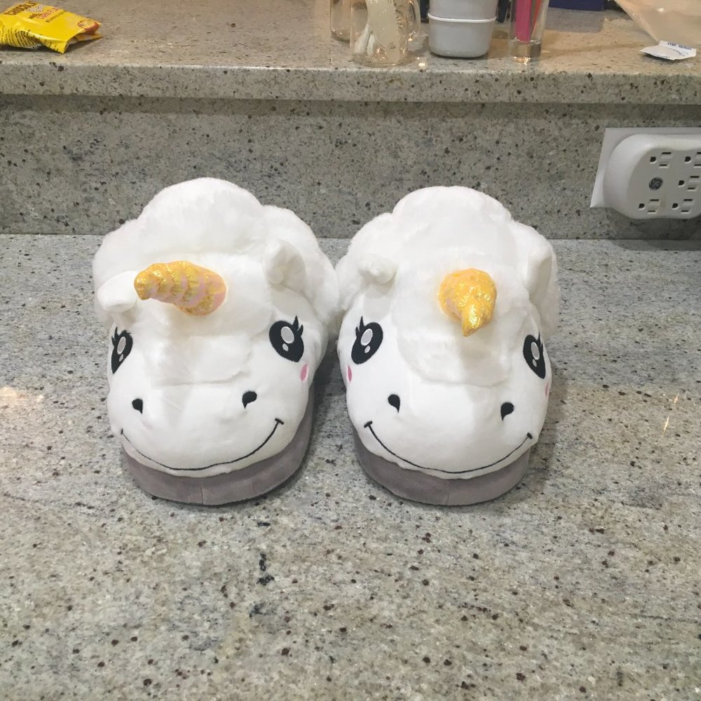 Ultra Plush Unicorn Slippers | Think Geek | One Size - Picture 2 of 5